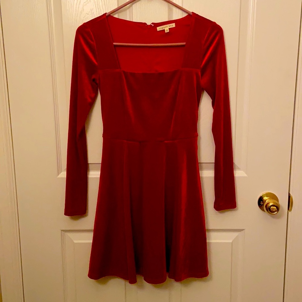 Beautiful Christmas dress, it doesn’t fit me